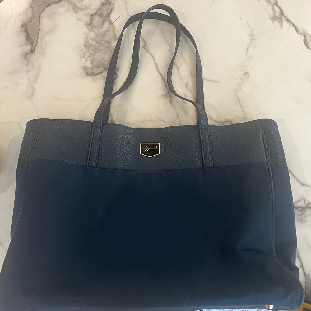 💙 Freshly picked tote diaper or work bag 💙